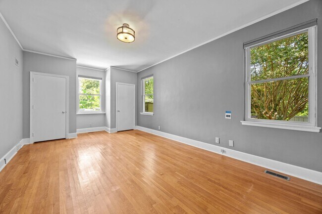 Building Photo - Gorgeous and Spacious 3 Bedroom Ranch in T...