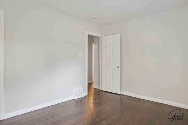 Building Photo - $1,200 -  3 bedroom Bungalow