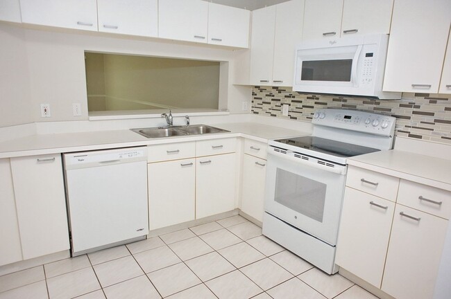 Building Photo - ANNUAL RENTAL - 2 Bedroom, 2 Bath Condo in North Naples