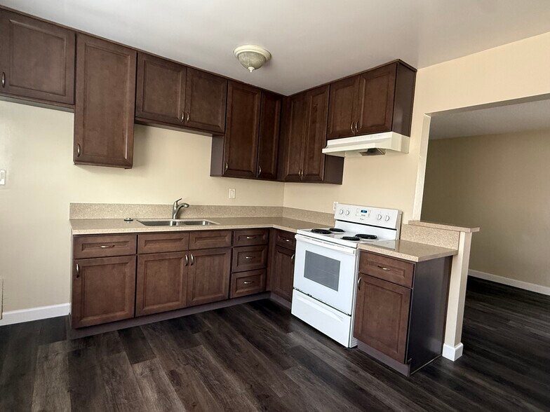 Kitchen. - 4433 W 159th St