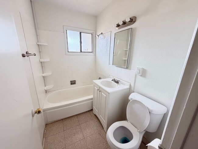 Building Photo - Cozy two bedroom, available for move in now!