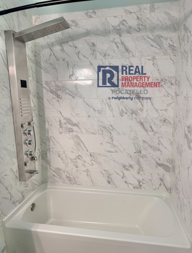 Building Photo - 4 bed 3 bath home - 2 car garage - pet friendly