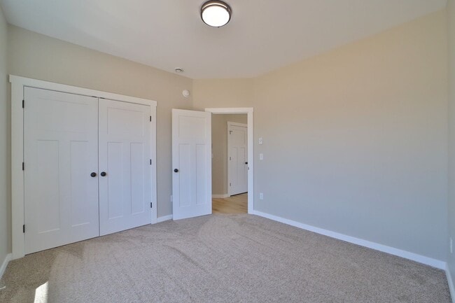 Building Photo - 750 Palomino Ave W
