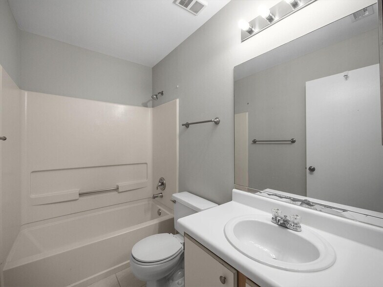 Building Photo - 815 W Boynton Beach Blvd