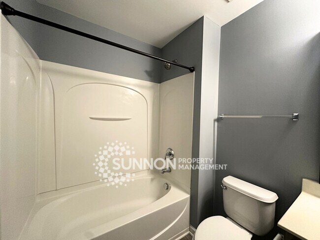 Building Photo - Updated 2 Bedroom Ballantyne Townhome