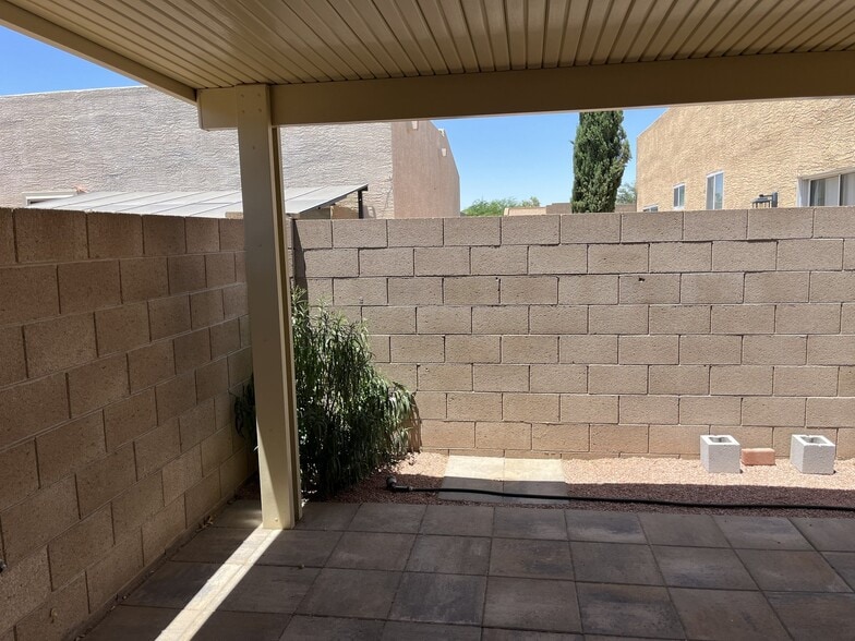 Building Photo - 2300 E Magma Rd