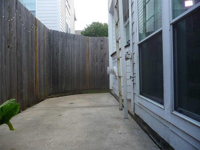 Building Photo - 1522 Castle Ct