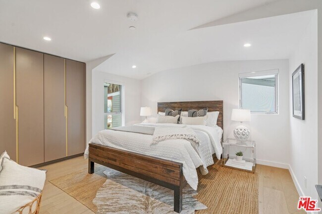 Building Photo - 855 N Detroit St