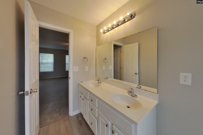 Building Photo - 324 Valley Heights Ln