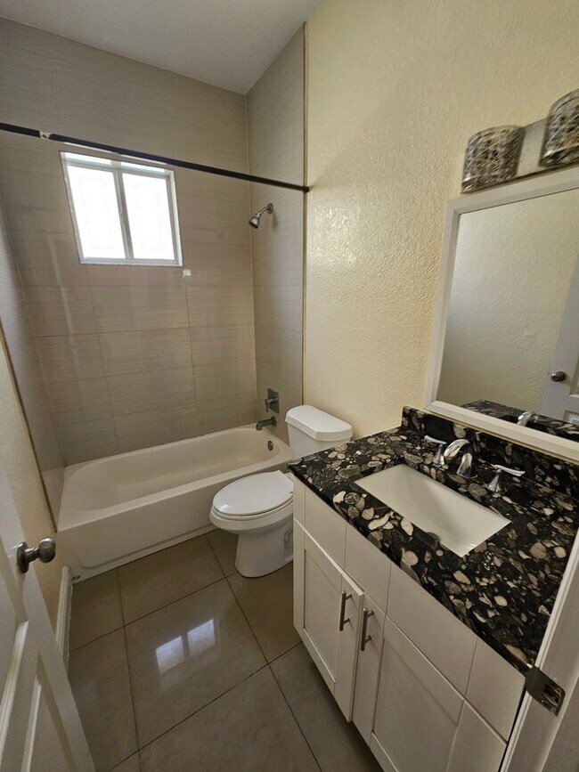 Building Photo - 3/2 Townhouse in East Fort Lauderdale