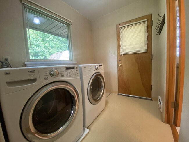 Building Photo - 1828 Beech Dr