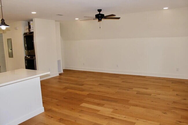 Building Photo - 54 Davis St