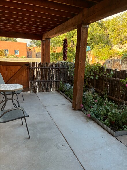 Building Photo - 723 Agua Fria St