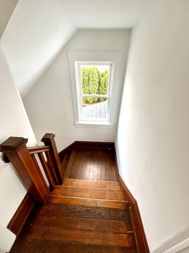 Building Photo - Spacious 3BR Home with Large Yard, Private Driveway & Storage