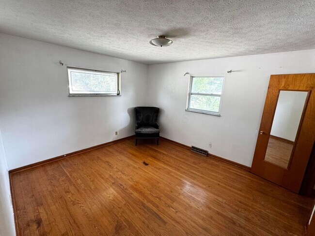 Building Photo - 4687 Julian Dr