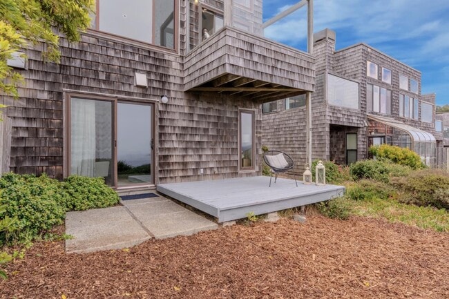 Building Photo - 262 Beachview Ave