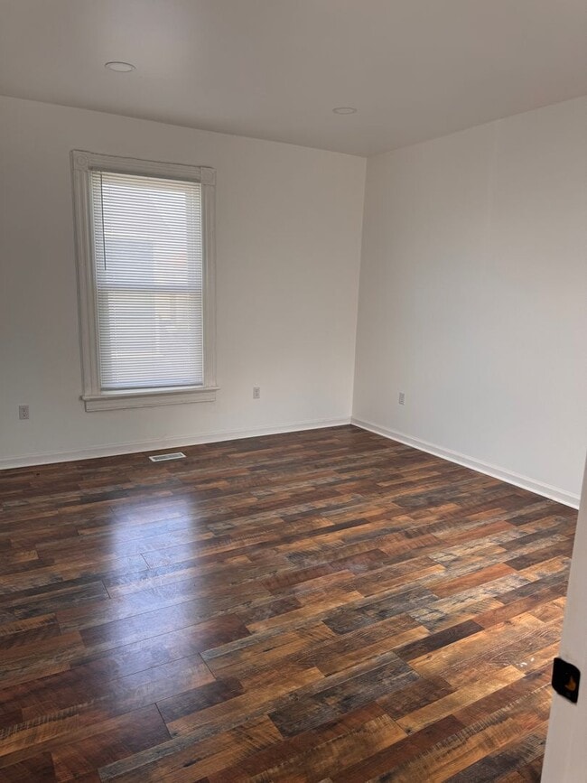 Building Photo - 3 Bedroom || 1 Bathroom Single Family Home