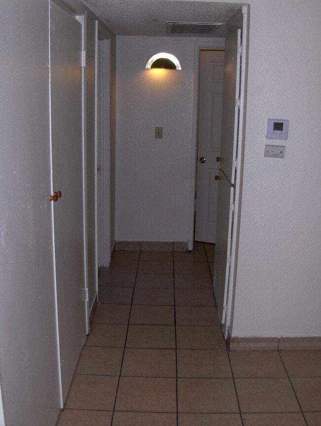 Building Photo - 702 E Yorkshire Dr