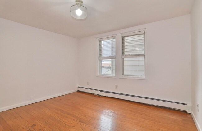 Building Photo - 509 7th St