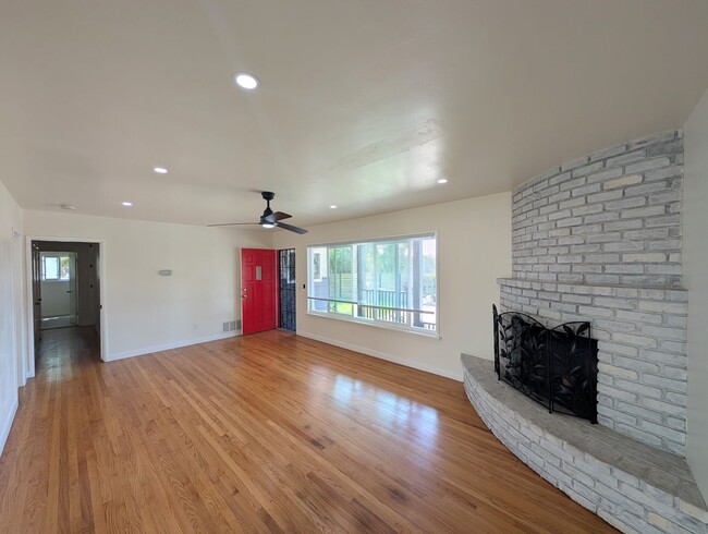 Primary Photo - Single Story 3 Bedroom Home in Vista!