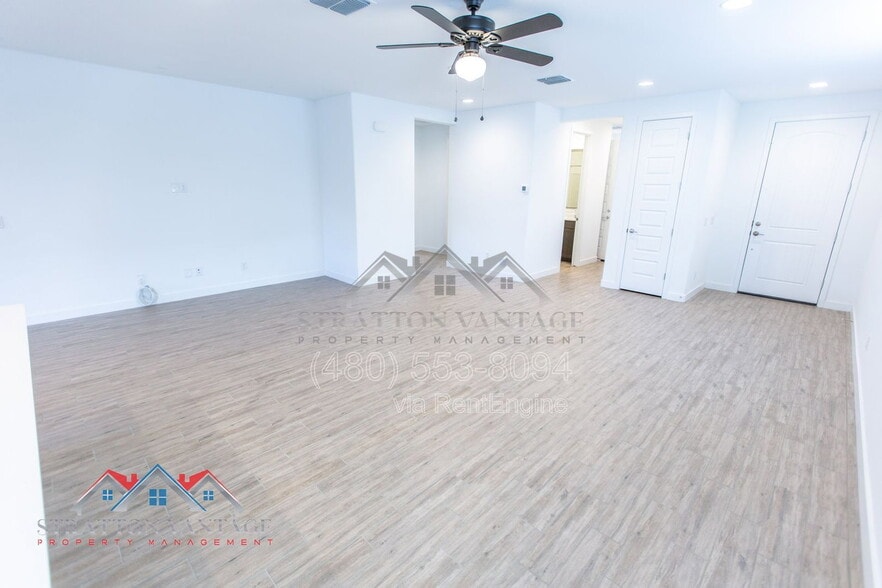 Building Photo - 2304 E Kelly Dr