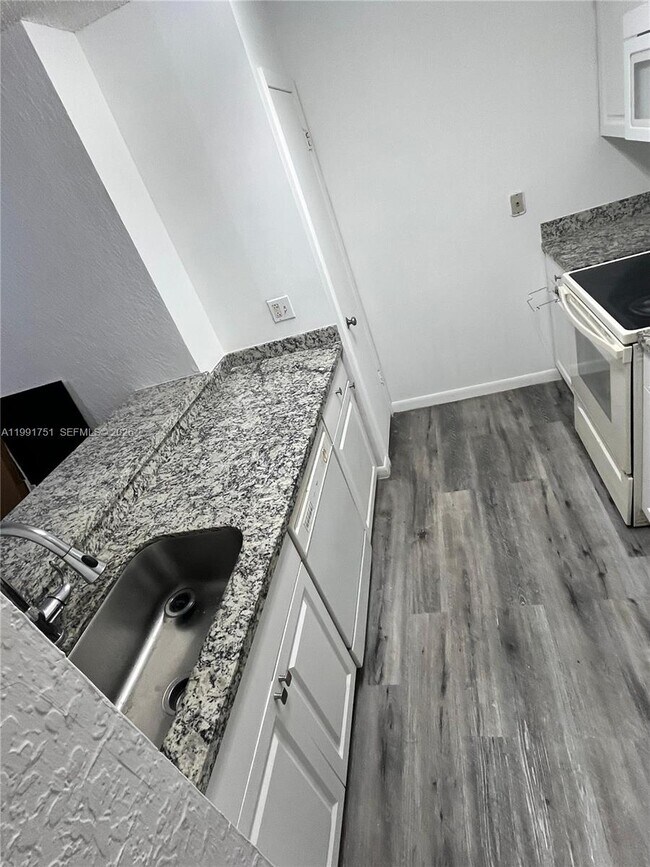 Building Photo - 2871 N Oakland Forest Dr