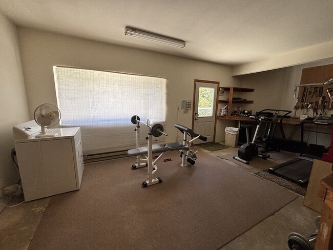 Building Photo - Private, fully furnished apartment home in...