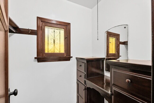 Building Photo - 76 Roycroft Ave