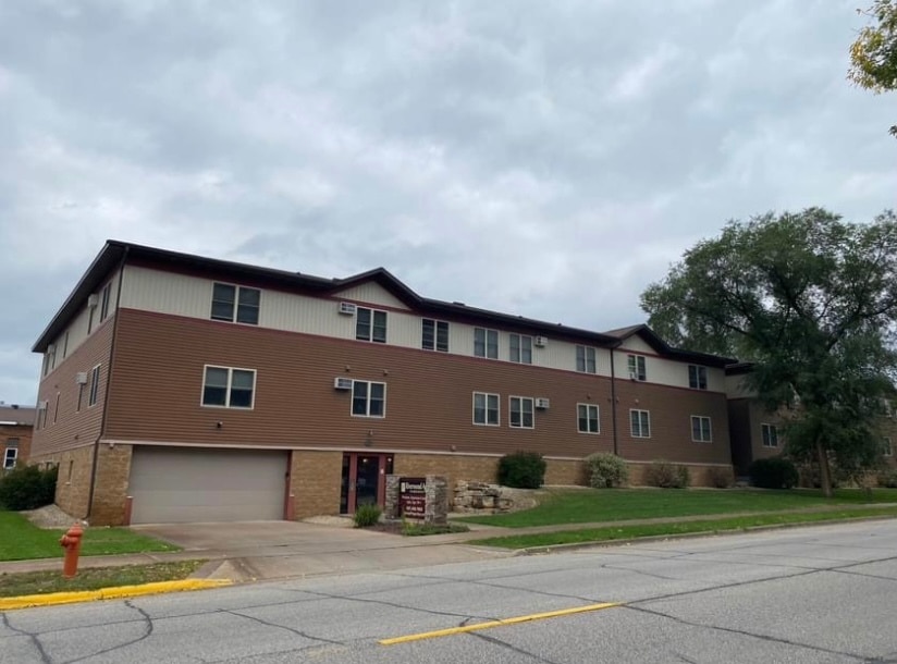 Riverwood Apartments - 1402 W Broadway St