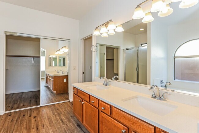 Building Photo - 12901 W Ash St