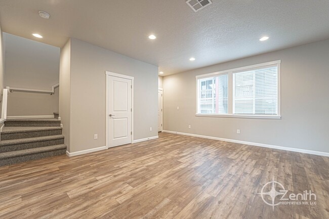 Building Photo - 3 Bedroom Mt. Vista Townhouse! Modern Fini...