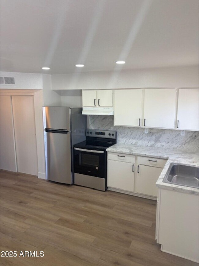 Primary Photo - 5040 N 18th Ave