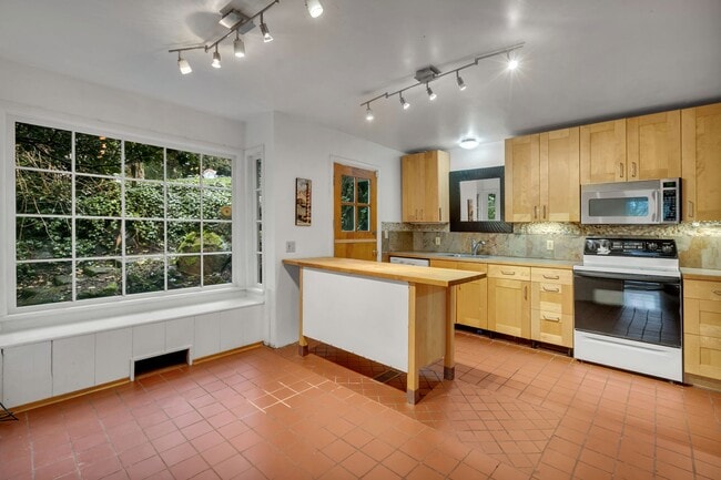 Building Photo - 4 Bed 2.5 Bath available in Kirkland