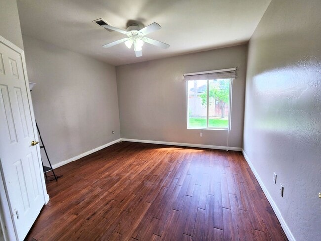 Building Photo - Beautiful home with paid Solar in Seven Oaks!