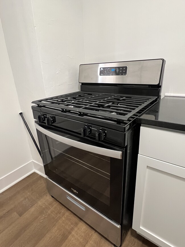 Brand new stove - 3838 Wyandotte St