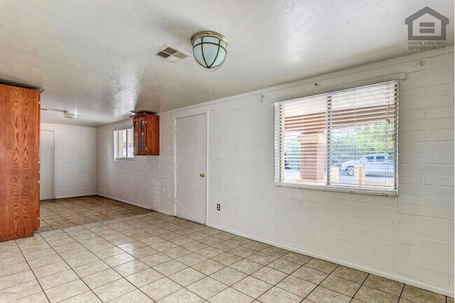 Building Photo - 6321 W Whitton Ave