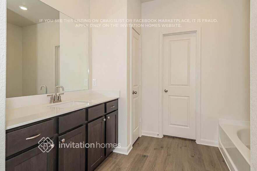 Building Photo - 10012 Pilot Pl