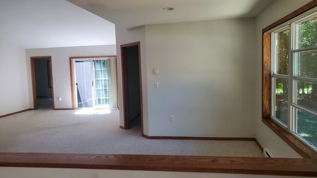 Building Photo - 335 Maple Ridge Ct