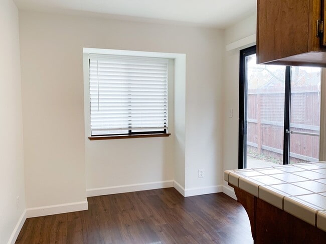 Building Photo - Charming 3 Bedroom 2 Bath Home in the Pock...