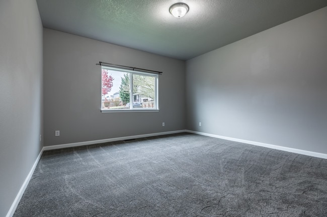 Building Photo - 59613 Oak Ridge St