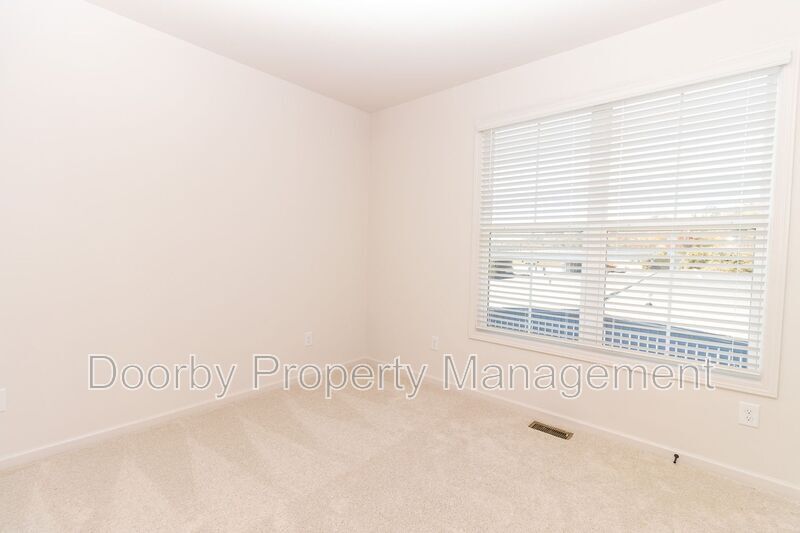 Building Photo - 642 Belletrace Cir