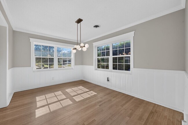 Building Photo - 677 Selkirk Dr
