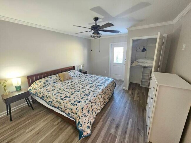 Building Photo - Furnished rental