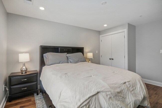 Building Photo - Modern 2-Bedroom with In-Unit W/D on Georg...