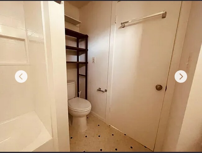 Full bathroom - 2423 Roosevelt Ave