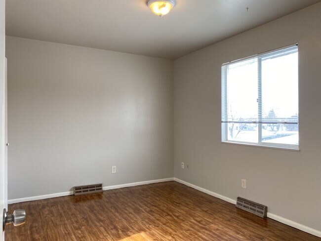 Building Photo - Cozy 3 Bed/1.5 Bath Duplex with Fenced Yard and 1 Car Garage