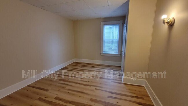 Building Photo - 414 Cedar St