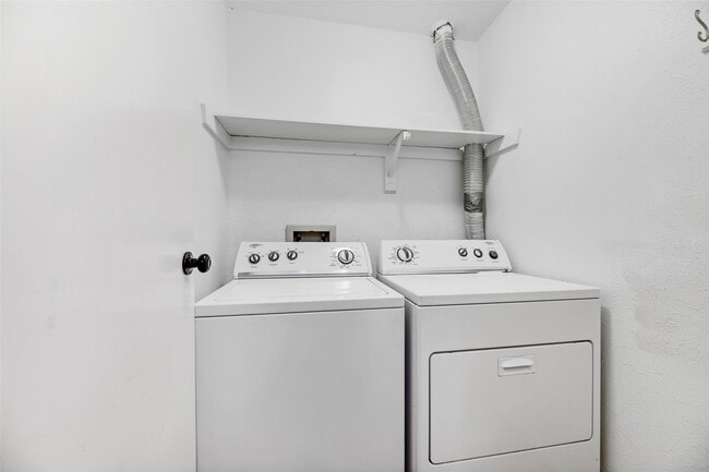 Building Photo - 15 Tulip Hill Ct
