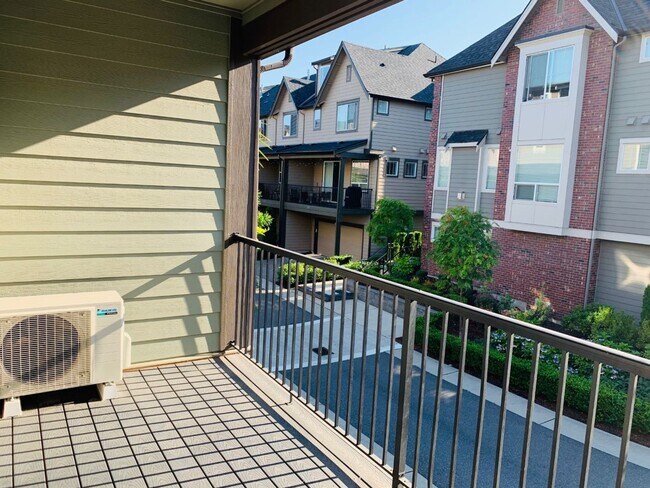 Building Photo - 3 bd 3 bath townhome Issaquah highlands