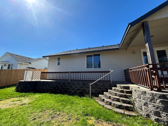 Building Photo - AVAILABLE NOW!! 3bd/2ba FANTASTIC Dead End Street - HUGE MASTER SUITE!